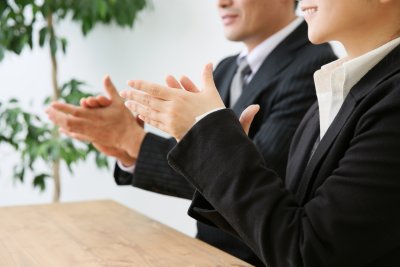 目上の方とよい関係を築く褒め言葉って?褒める時のポイントと注意点 | ワーク