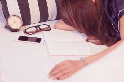 仕事中の眠気対策!今日から簡単に実践できる8つの方法 | ワーク