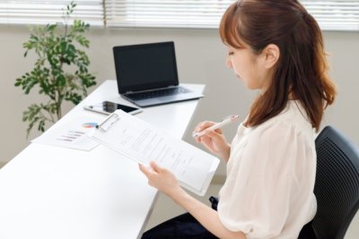 デザイナーからの転職は営業事務職がおすすめ!共通点や活かせるスキルを紹介 | ワーク