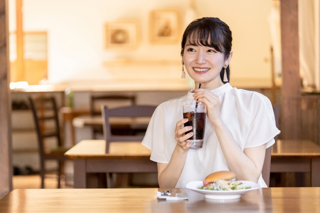 誰にも気を使わない贅沢時間!“ソロ活”女子が増えている理由 | ライフ
