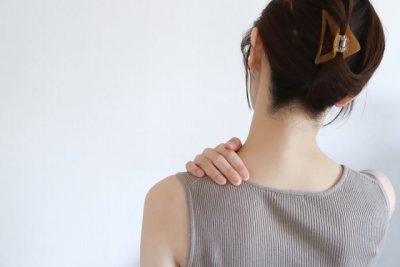 首コリ・肩こりから解放！働く女性のための“スマホ首リセット習慣” | ライフ