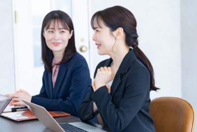 「安定」か「自分らしさ」か──30代がキャリアで迷ったときに考えたい派遣という選択肢 | ワーク