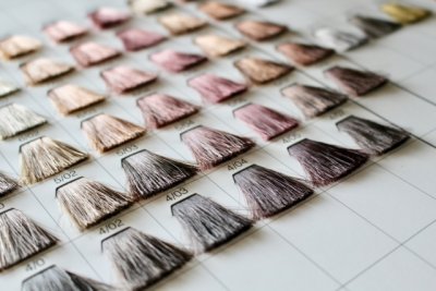 オフィスカジュアルの髪色はどこまでOK？明るさの目安（トーン）を解説 | ライフ