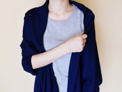外は暑いのにオフィスは寒い！｜初夏の寒暖差を乗り切る服装のコツ | ライフ