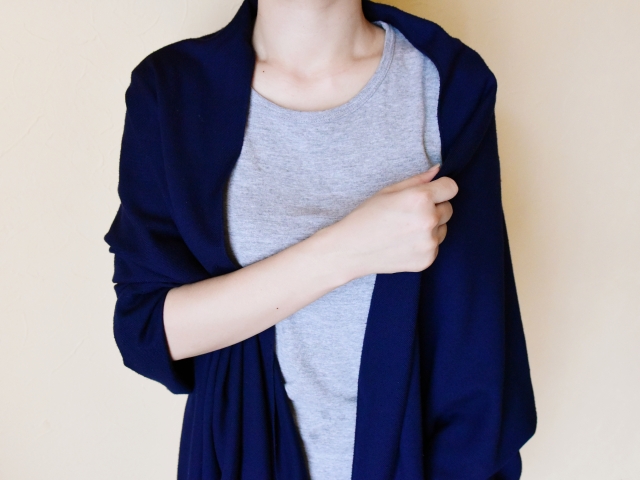 外は暑いのにオフィスは寒い！｜初夏の寒暖差を乗り切る服装のコツ | ライフ